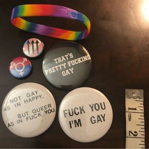 Pride 🏳️‍🌈 🏳️‍⚧️ buttons and bracelet!